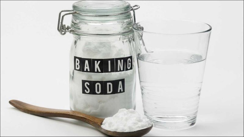 Baking soda (hay còn được gọi là muối nở) là một chất tẩy rửa hay được sử dụng để loại bỏ những chất bẩn cứng đầu, trong đó có rỉ sét